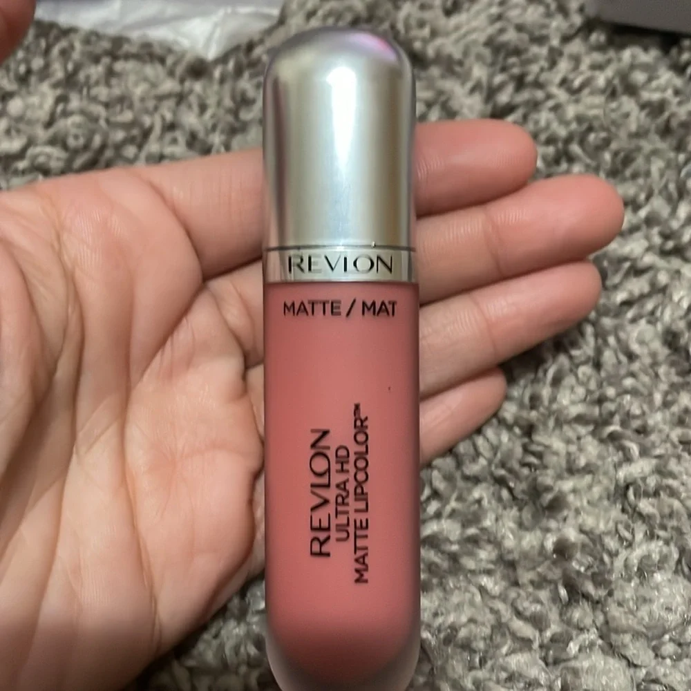 5 items x $25 ✨Revlon matte lipcolor nwt